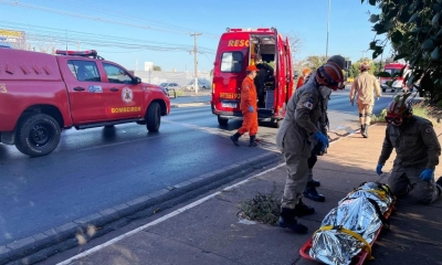Corpo de Bombeiros socorre vtimas aps coliso de carro em poste em Cuiab