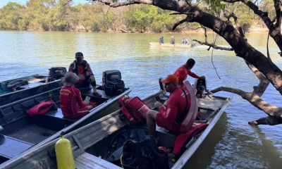 Bombeiros encontram terceiro corpo de vtimas de naufrgio no Rio Pindaba