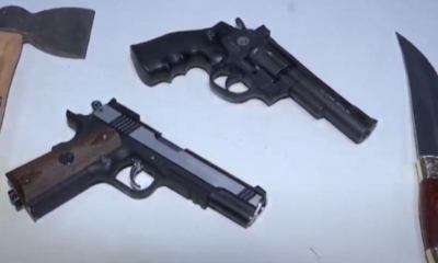 Dois homens s�o presos em flagrante com simulacros de armas de fogo, faca e machadinha