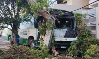 �nibus bate em poste e deixa quase 4 mil pessoas sem luz em Cuiab�