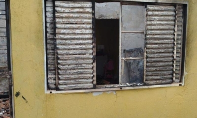 Me de trs filhos tem casa destruda pelo ex marido em incndio criminoso e precisa de apoio