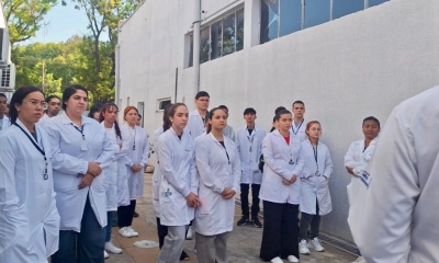 SES promove visita guiada para 29 estudantes de farm�cia