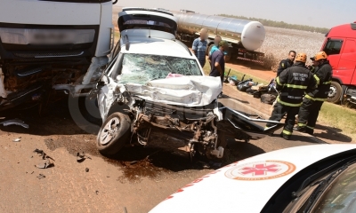 Motorista fica preso �s ferragens em grave acidente na Serra da Petrovina