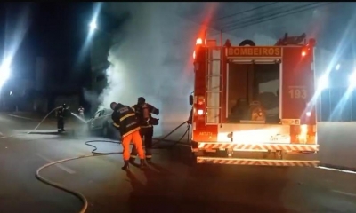 Equipe do Corpo de Bombeiros combate inc�ndio em camionete