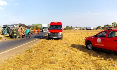 Corpo de Bombeiros atende ocorrncia de capotamento de carreta carregada com pluma de algodo