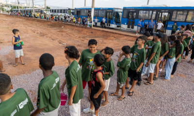 Crian�as de Rondon�polis participam de espet�culo circense em a��o da Prefeitura