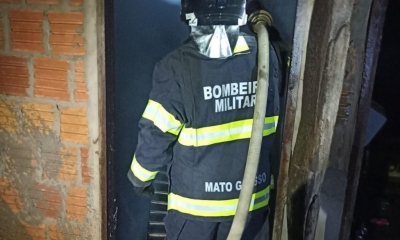 Corpo de Bombeiros combate dois inc�ndios em resid�ncias nesta segunda-feira (29)