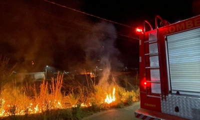 Corpo de Bombeiros combate incndio em vegetao de terreno urbano