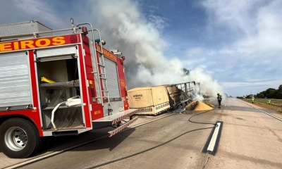 Corpo de Bombeiros controla incndio em carreta carregada com soja na BR-364