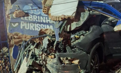 Veculo desgovernado invade casa e deixa rastro de destruio na capital