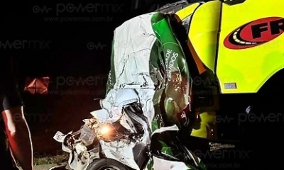 Carro fica prensado entre carretas e uma pessoa morre em grave acidente na BR-163