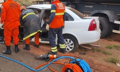 Corpo de Bombeiros realiza desencarceramento de corpos de vtimas aps acidente de trnsito em Alto Araguaia