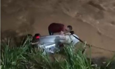 Adolescentes morrem aps carro cair em rio durante chuva 