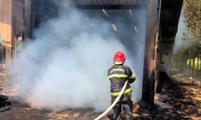 Corpo de Bombeiros combate inc�ndio em caixa de p� de serra de madeireira