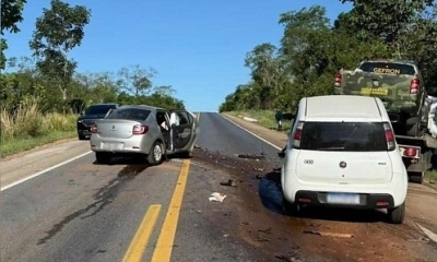 Colis�o entre dois carros e caminh�o-guincho mata tr�s pessoas, incluindo um beb�, na BR-070 