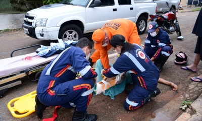 Mulher fica ferida aps coliso entre carro e moto no Monte Lbano, em Rondonpolis
