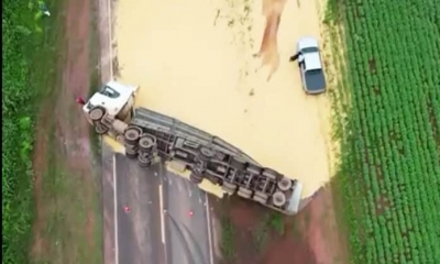 Carreta carregada com soja tomba e bloqueia trecho da BR-163