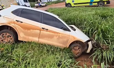 Carro cai em vala aps motorista ser fechado na BR-163, em Sinop