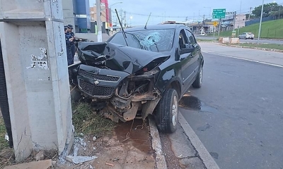 Motorista morre aps perder controle e bater em poste