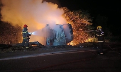 Motorista morre carbonizado ap�s carreta-tanque tombar e pegar fogo na MT-130