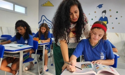 Professores da rede estadual podem se inscrever para bolsa que oferece R$ 2,1 mil por at� dois anos