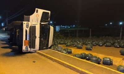 Caminh�o com carga de g�s tomba em rotat�ria da BR-174 B em Pontes e Lacerda