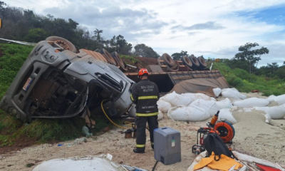 Carreta tomba na BR-163 e motorista morre preso �s ferragens