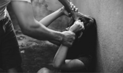 Ap�s ser espancada, mulher se refugia debaixo de carreta para escapar do marido