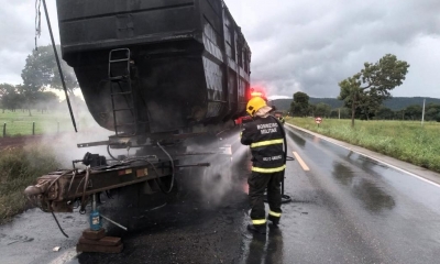 Corpo de Bombeiros combate inc�ndio em carreta na BR-070