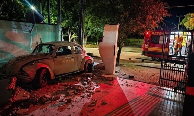 Fusca perde freio, invade cruzamento e derruba muro de residência em MT