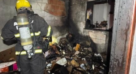 Incêndio destrói móveis e parte de residência durante a madrugada em Lucas do Rio Verde