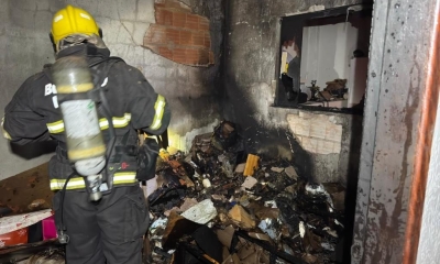 Corpo de Bombeiros combate incêndio em residência em Lucas do Rio Verde