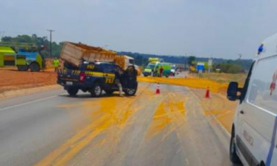 Carreta carregada de gros tomba e interdita BR-163 entre Sorriso e Vera