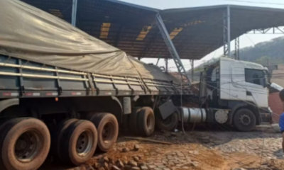 Muro de escola em Poxoru  destrudo por carreta desgovernada