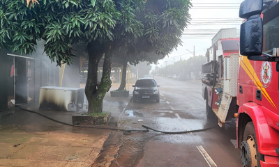 Bombeiros controlam incndio em lanchonete no Centro de Campo Verde