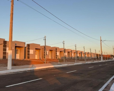 Governo de MT e Uni�o entregam chaves de casas populares para 125 fam�lias de V�rzea Grande