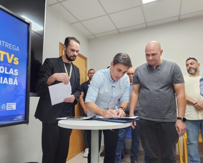 Seduc entrega 80 Smart TVs de 65 polegadas para a rede municipal de Cuiab