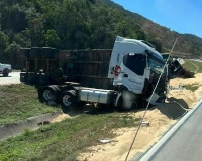 Carreta tomba aps coliso na BR-364 em Nobres