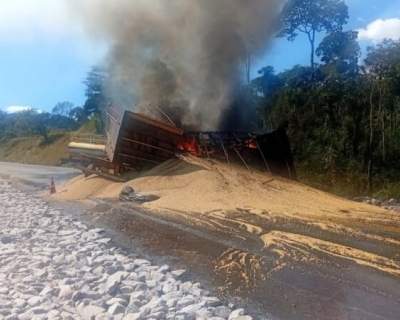 Aps mais de 21 horas de bloqueio, BR-174  liberada em Comodoro aps acidente com carreta