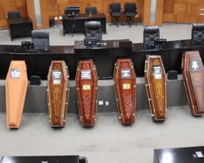 Deputado coloca caixes no Plenrio da AL em audincia sobre Lei da Pesca