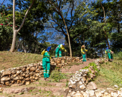 Prefeitura de Cuiab conclui operao de limpeza e retira 30 toneladas de lixo do Morro da Luz
