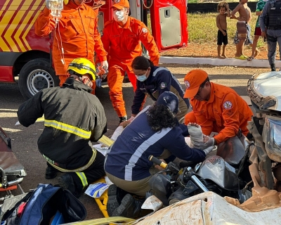 Motociclista tem perna dilacerada aps coliso com caminhonete em Lucas do Rio Verde