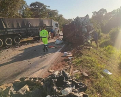 Acidente entre caminho e van mata uma pessoa e deixa feridos na BR-364