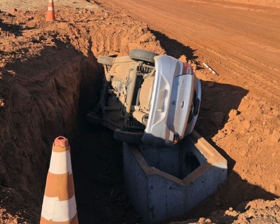Motorista perde controle e carro cai em vala s margens da BR, prximo a usina de etanol
