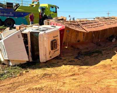 Carreta carregada de soja tomba aps motorista ser ofuscado por faris na BR-163