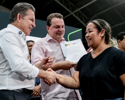 Governo de MT pe fim  espera de 20 anos e entrega ttulos definitivos para moradores do Residencial 8 de Maro