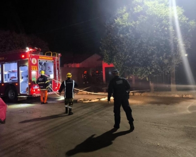 Corpo de Bombeiros combate inc�ndio em resid�ncia no bairro Veneza