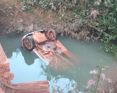 Fam�lia morre ap�s carro cair em c�rrego 