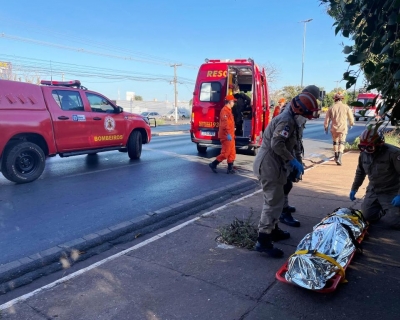Corpo de Bombeiros socorre vtimas aps coliso de carro em poste em Cuiab