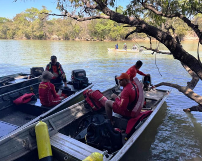Bombeiros encontram terceiro corpo de vtimas de naufrgio no Rio Pindaba